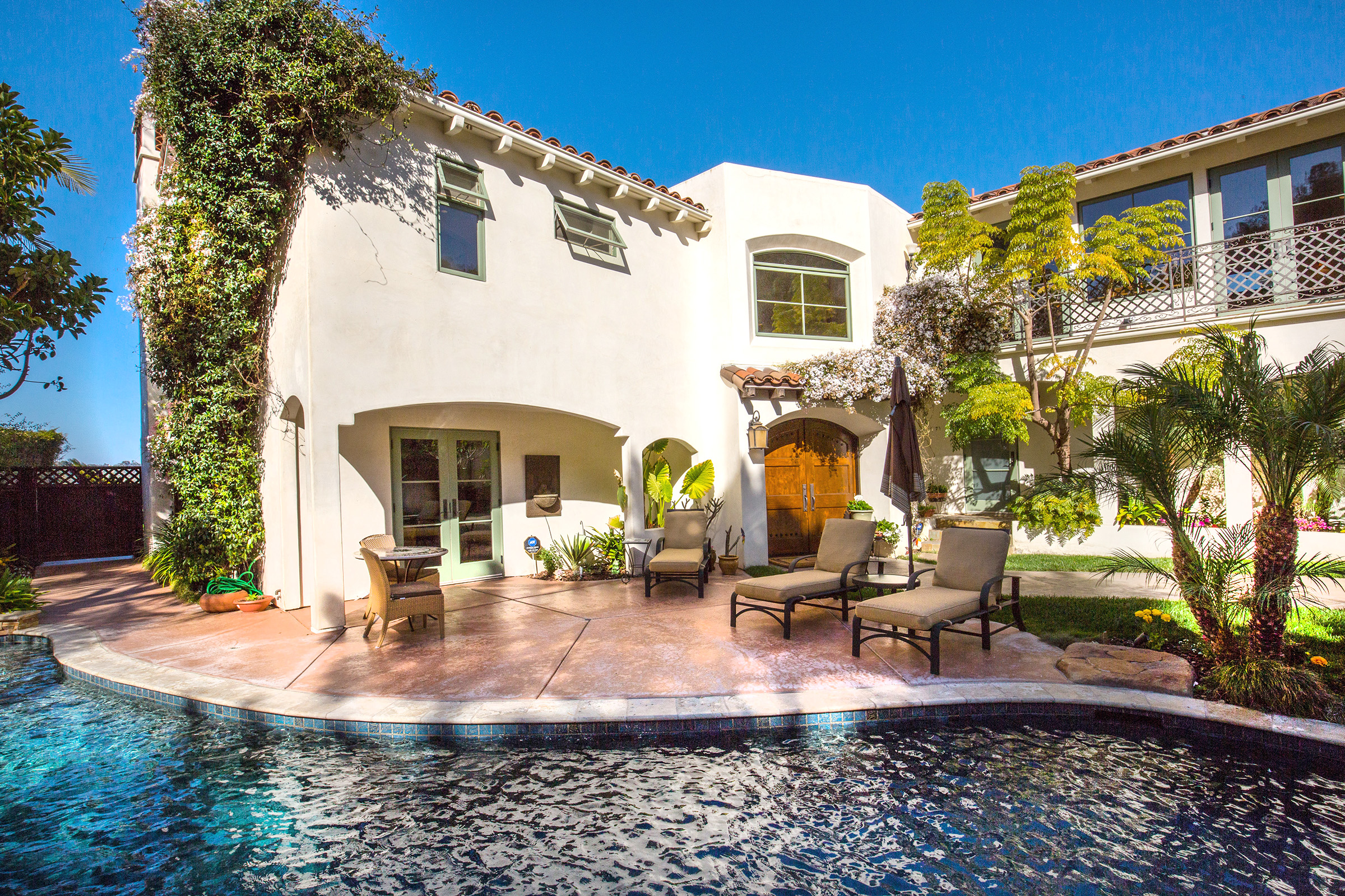 Los Angeles and Orange County homebuyer with mortgage broker
